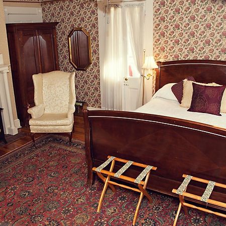The Carriage Inn Bed And Breakfast Charles Town Exterior foto