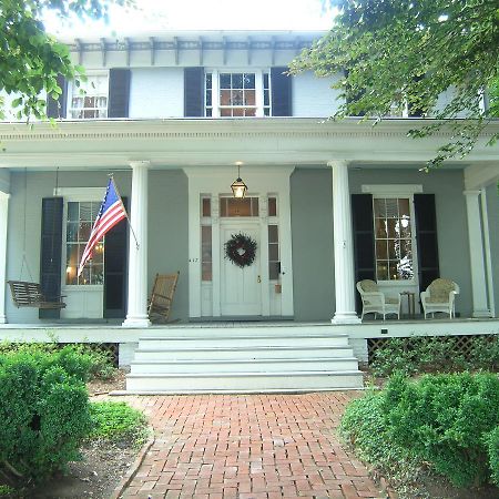 The Carriage Inn Bed And Breakfast Charles Town Exterior foto