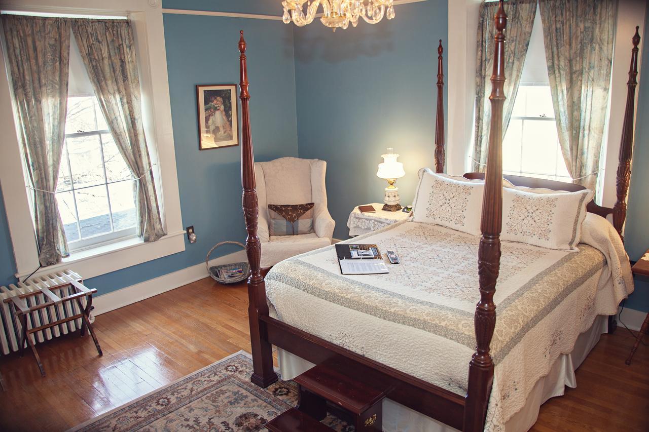 The Carriage Inn Bed And Breakfast Charles Town Exterior foto