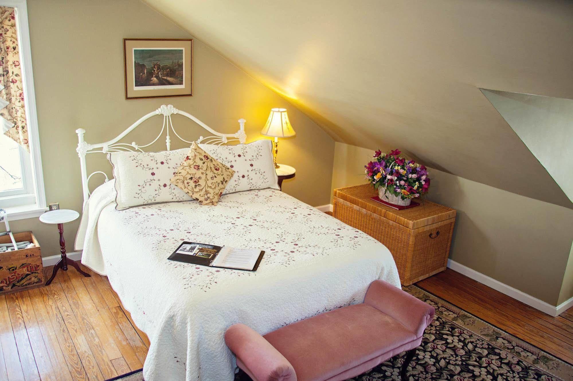 The Carriage Inn Bed And Breakfast Charles Town Exterior foto