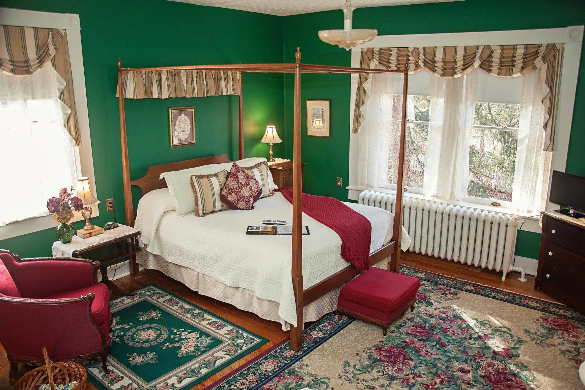The Carriage Inn Bed And Breakfast Charles Town Exterior foto