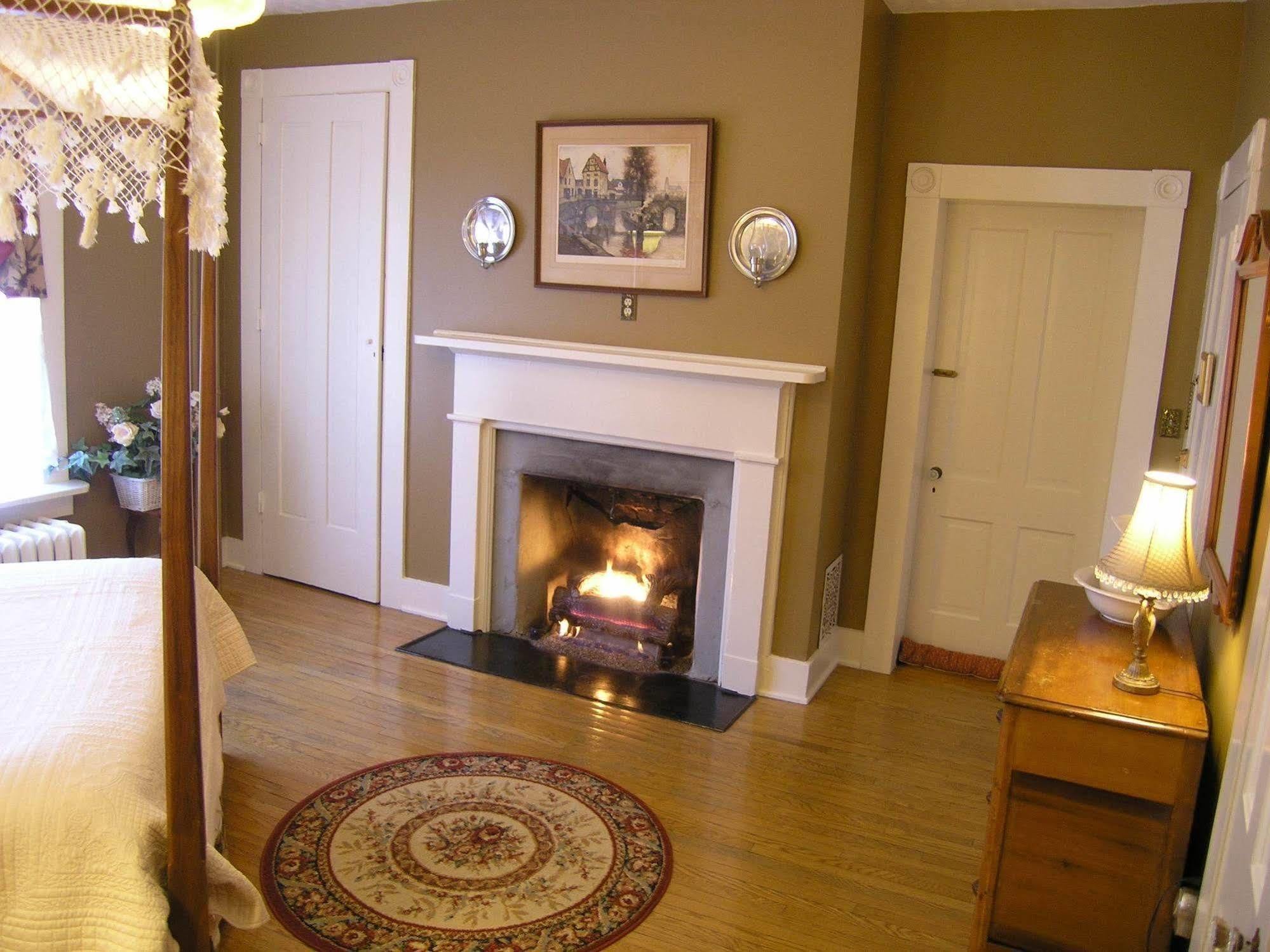 The Carriage Inn Bed And Breakfast Charles Town Exterior foto