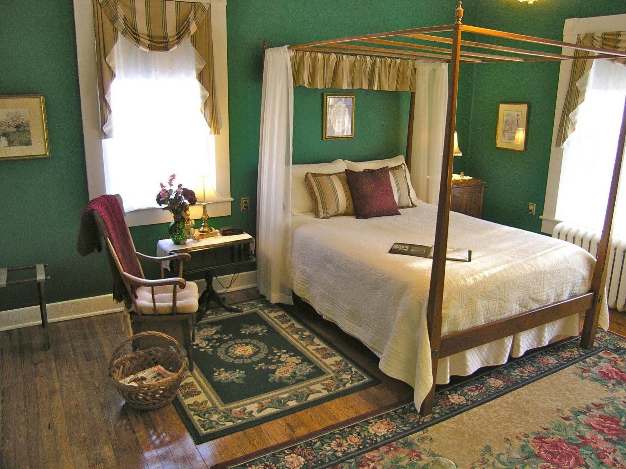 The Carriage Inn Bed And Breakfast Charles Town Exterior foto